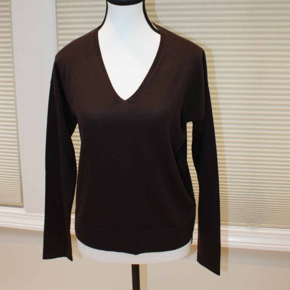 Banana Republic washable merino V-neck sweater - size Small -NEW - no tags.